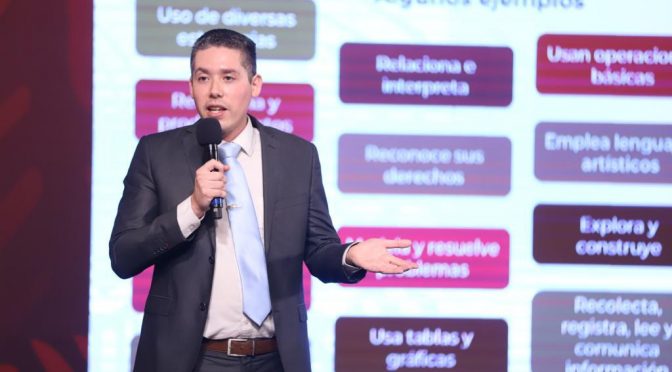 Libros fortalecerán valores: maestro michoacano en Palacio Nacional