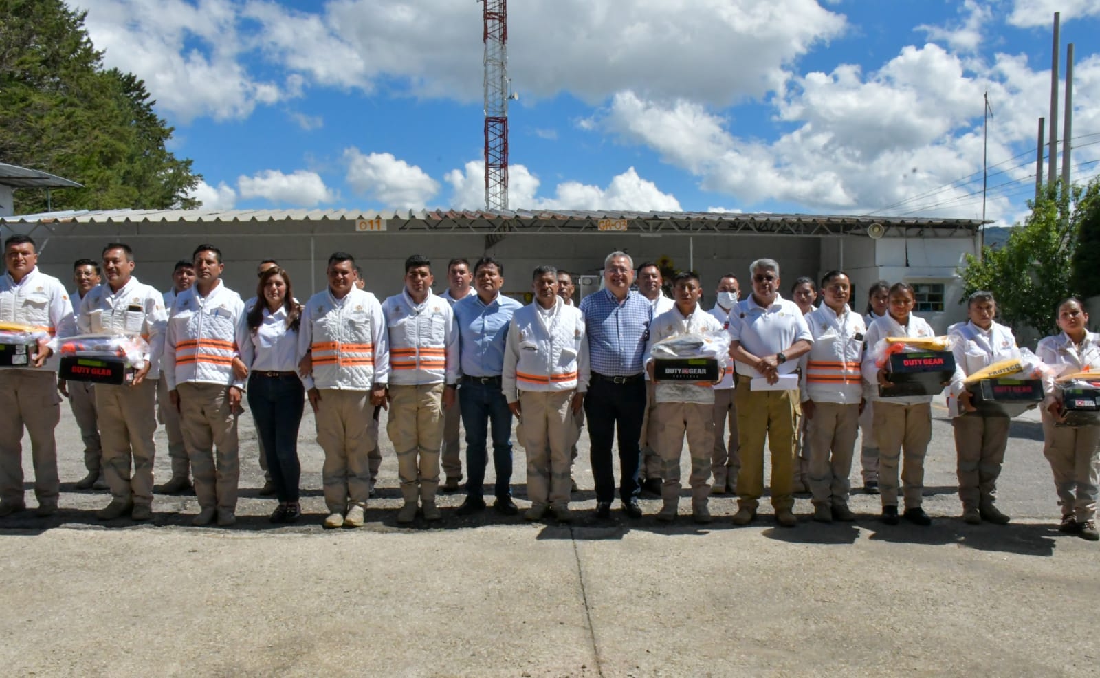 ALCALDE MDO ENTREGA KITS DE UNIFORMES A PERSONAL DE PROTECCIÓN CIVIL MUNICIPAL. – H. Ayuntamiento de San Cristóbal de Las Casas
