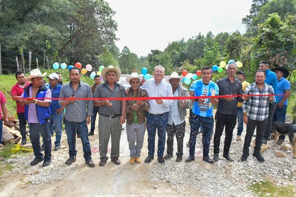 INAUGURA MARIANO DÍAZ CONSTRUCCIÓN DE RODADAS CON CONCRETO HIDRÁULICO EN LA COMUNIDAD CORAZÓN DE JESÚS. – H. Ayuntamiento de San Cristóbal de Las Casas