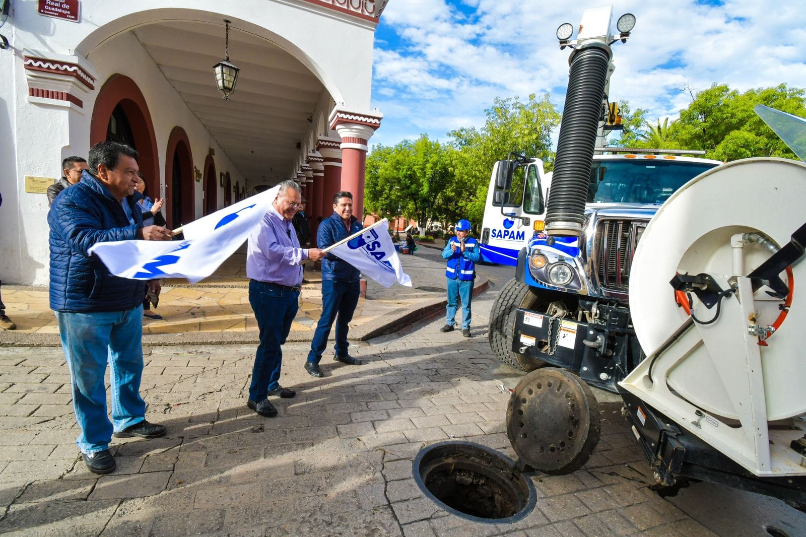 INICIAN TRABAJOS DE DESAZOLVE CON LA VACTOR EN LA RED DE DRENAJE EN DIFERENTES PUNTOS DE LA CIUDAD. – H. Ayuntamiento de San Cristóbal de Las Casas