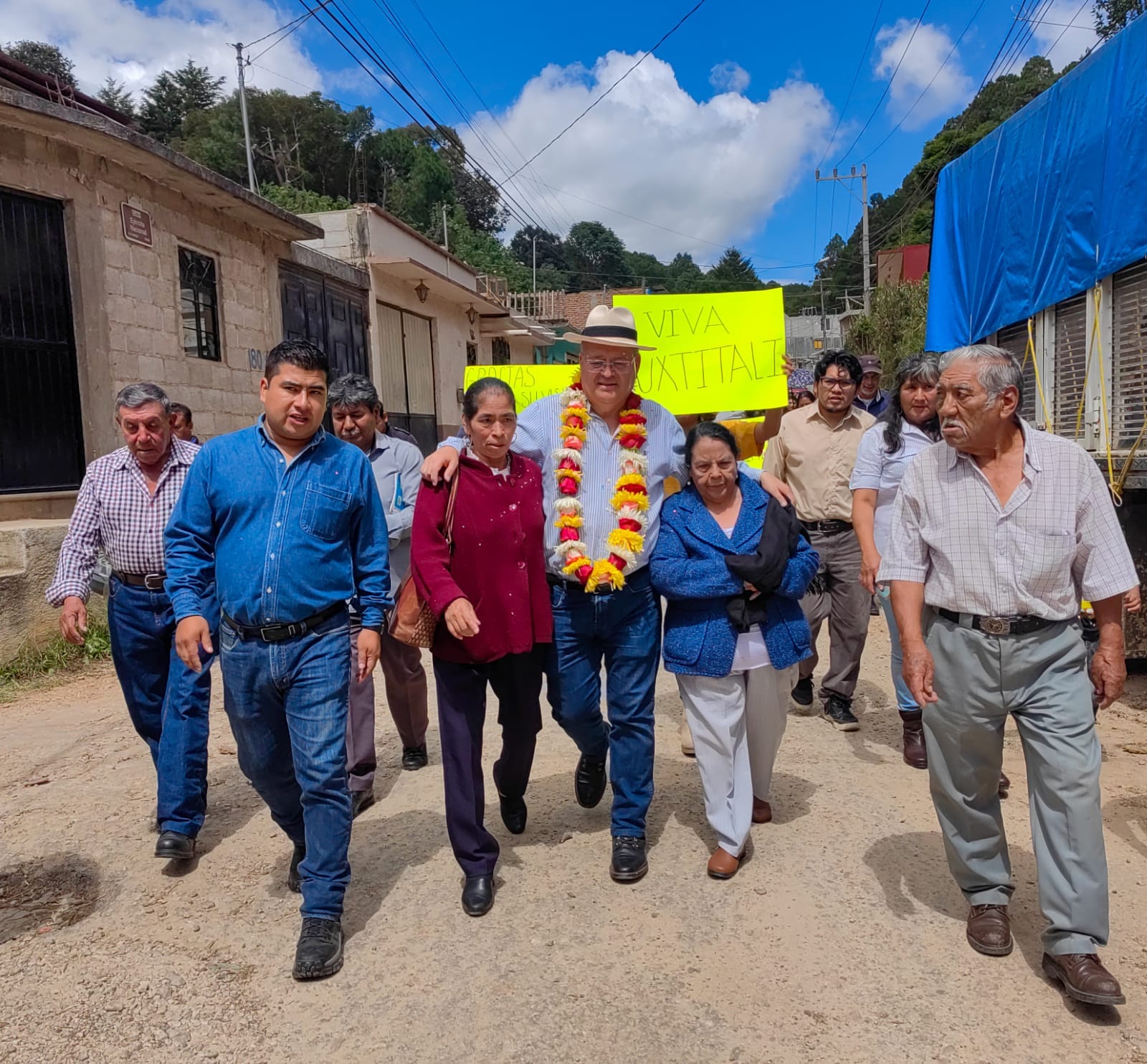 RECORRE ALCALDE DE SCLC JUNTO A VECINOS LA CALLE EJÉRCITO NACIONAL EN EL BARRIO DE CUXTITALI. – H. Ayuntamiento de San Cristóbal de Las Casas