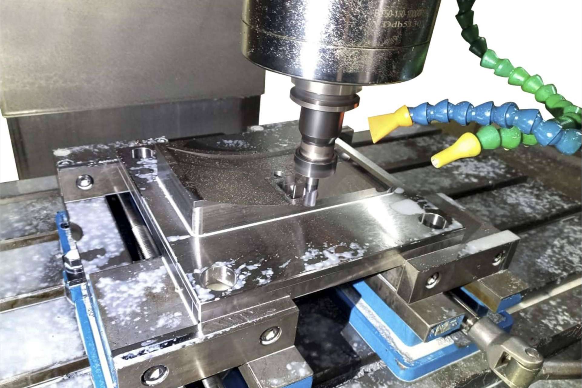 Moldes industriales de inyección de plástico y zamak aluminio fabricados por Moldes A.W.