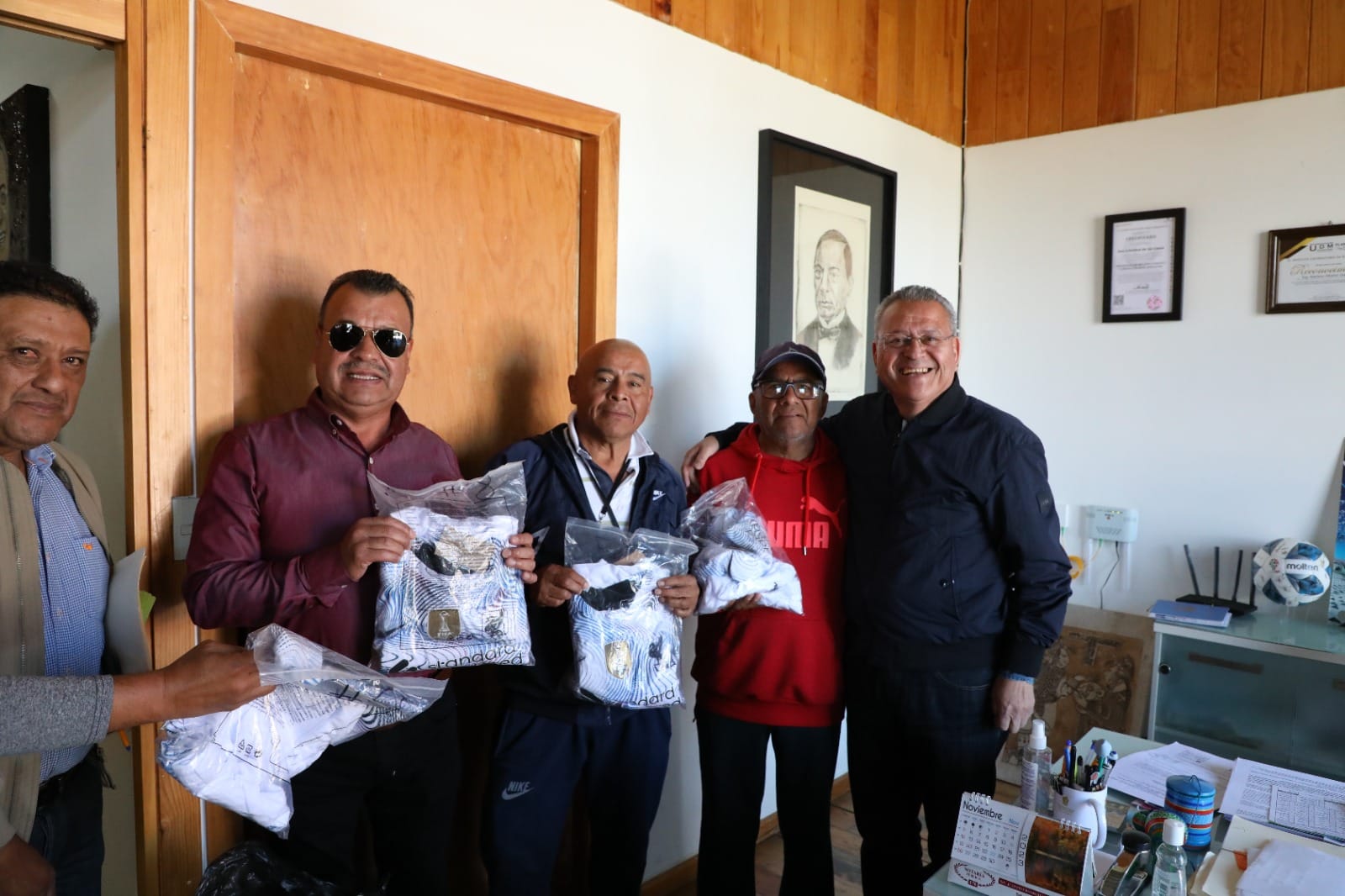 ALCALDE MDO ENTREGA UNIFORMES A LA SELECCIÓN DE FÚTBOL VETERANOS. – H. Ayuntamiento de San Cristóbal de Las Casas