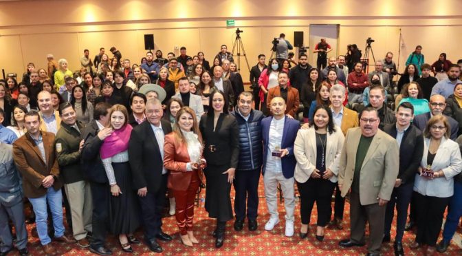 Michoacán reconoce a 20 migrantes por la contribución a sus comunidades