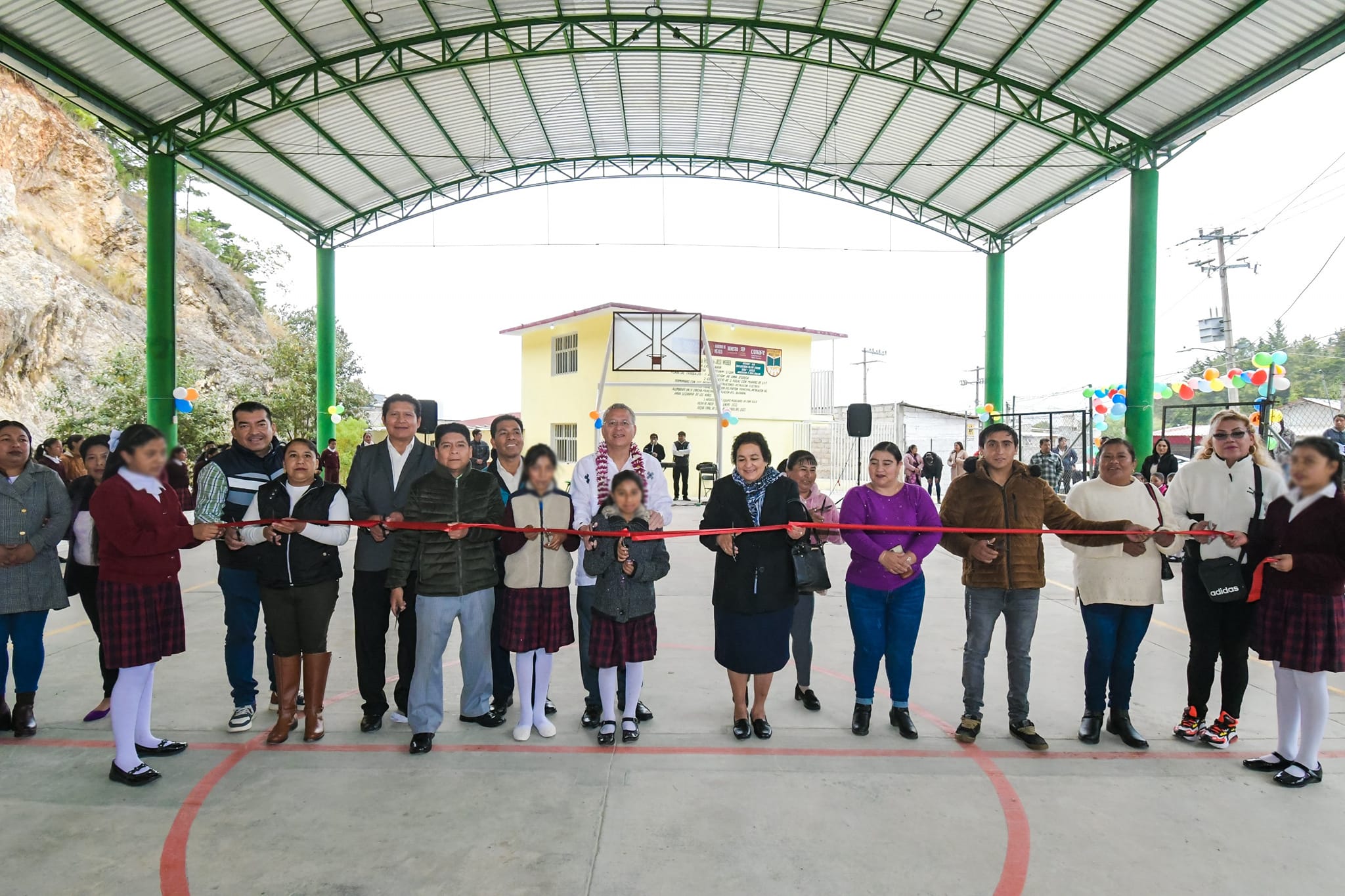 PRESIDENTE MUNICIPAL INAUGURA TECHADO EN ÁREA DE IMPARTICIÓN DE EDUCACIÓN FÍSICA EN LA ESCUELA PRIMARIA JOSÉ WEBER. – H. Ayuntamiento de San Cristóbal de Las Casas