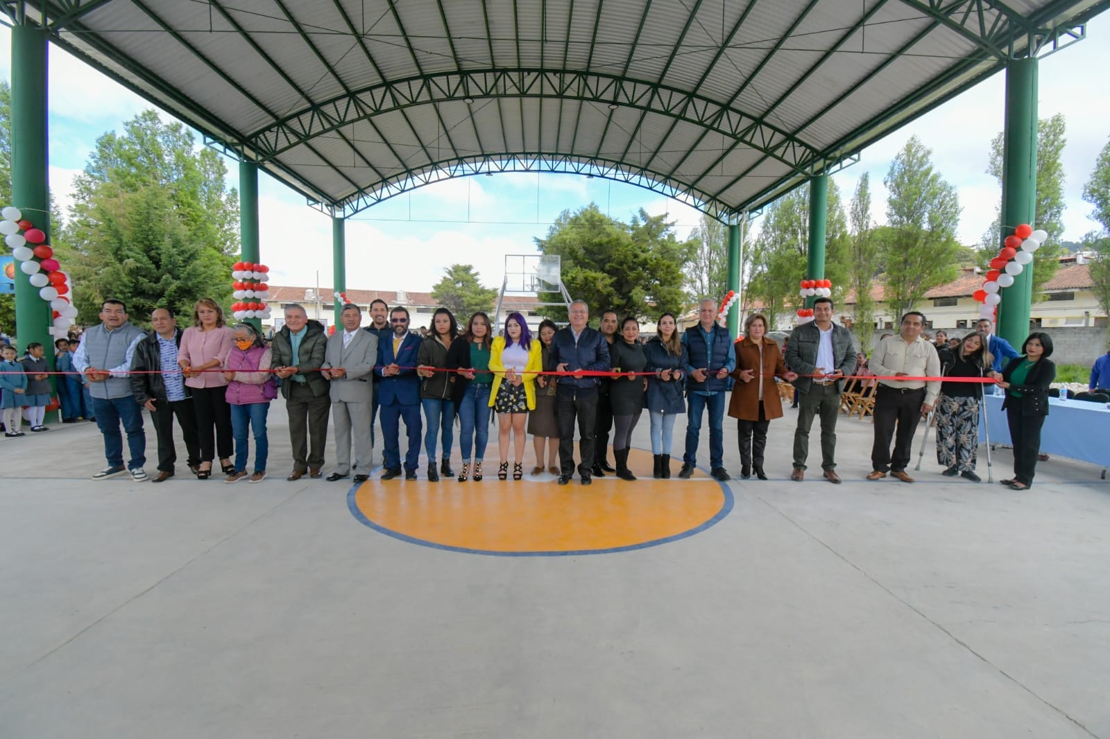 PRESIDENTE MUNICIPAL INAUGURA TECHADO EN ÁREA DE IMPARTICIÓN DE EDUCACIÓN FÍSICA EN LA ESCUELA PRIMARIA JOSEFA ORTIZ DE DOMÍNGUEZ. – H. Ayuntamiento de San Cristóbal de Las Casas