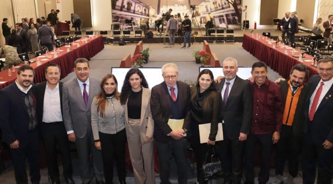 Transferencia de los servicios de salud garantiza derechos laborales: Bedolla