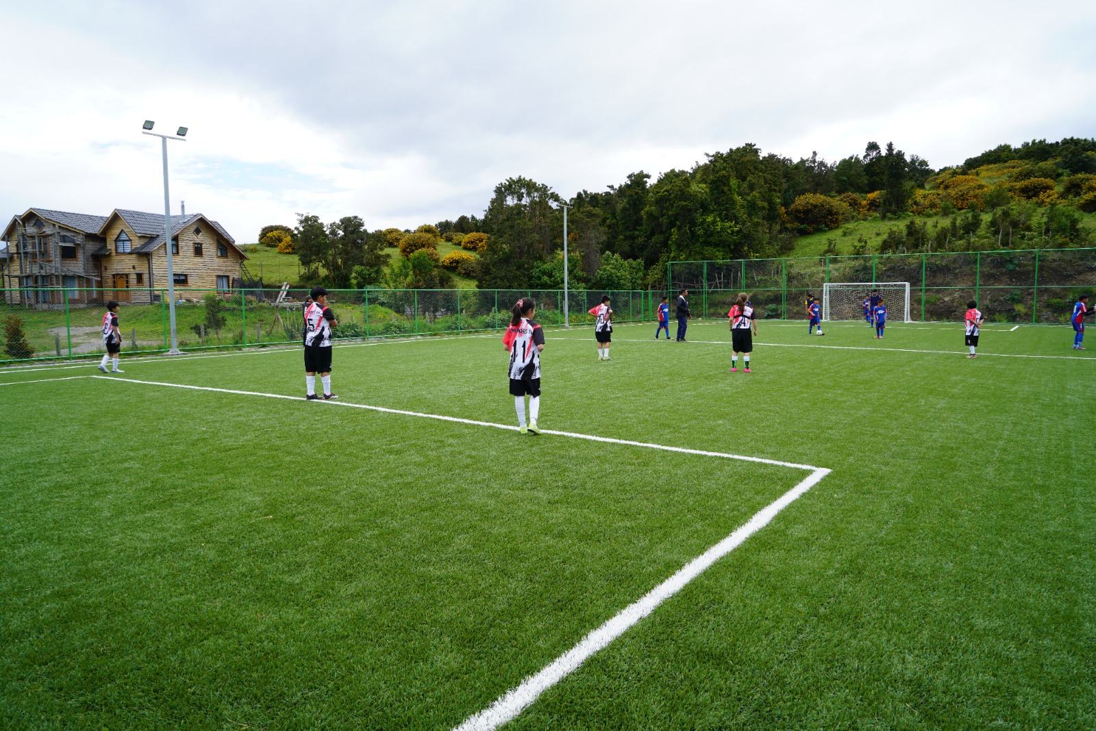 Comunidad de isla Quehiu ha realizado más de 70 actividades deportivas desde entrega de llaves de nueva cancha de pasto sintético