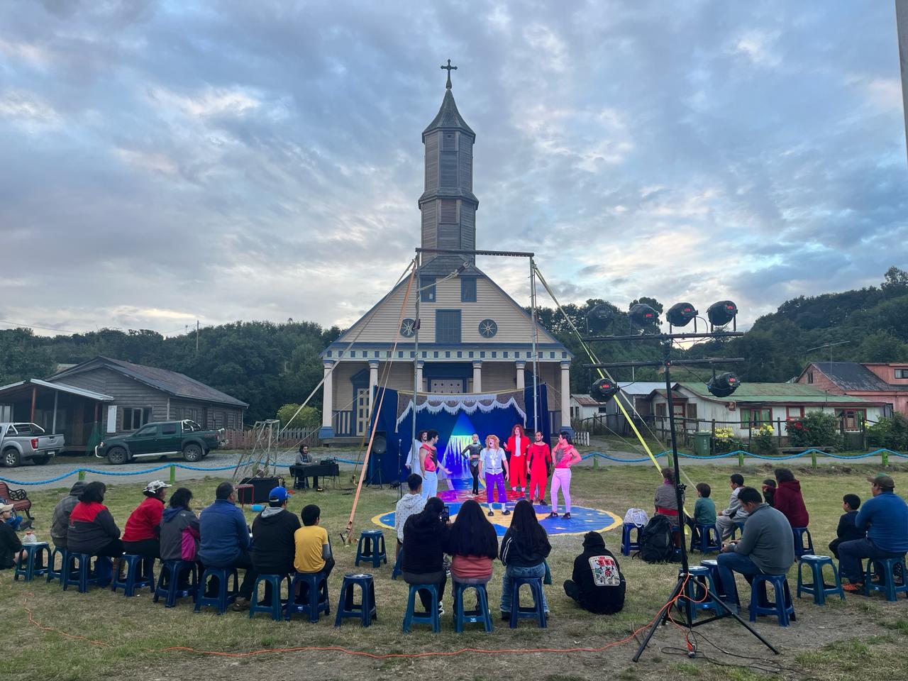 Una experiencia transformadora: niños y niñas de Quehui y Chelín brillan en clausura de Talleres Culturales Solsticio FICH 2024