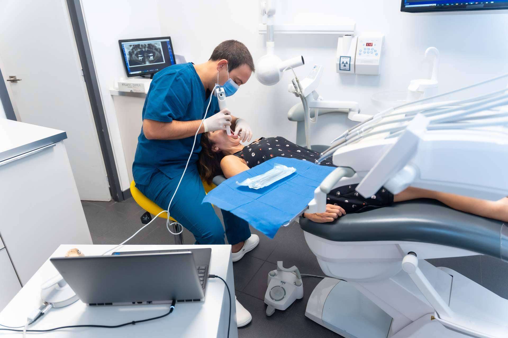 Sodein Clínicas Dentales revoluciona la implantología con implantes mínimamente invasivos rehabilitados en 48 horas