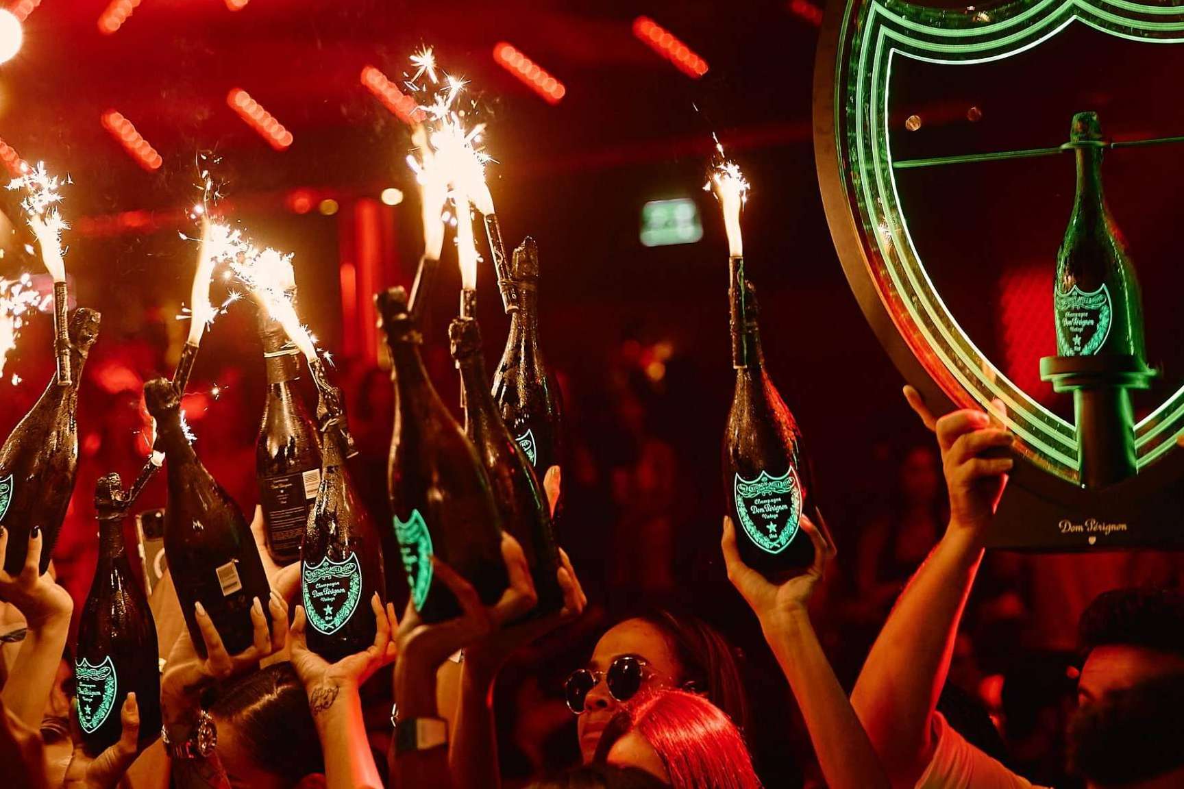 La escena nocturna de Ibiza establece los estándares globales de lujo en 2025; El auge de la cultura de las mesas VIP