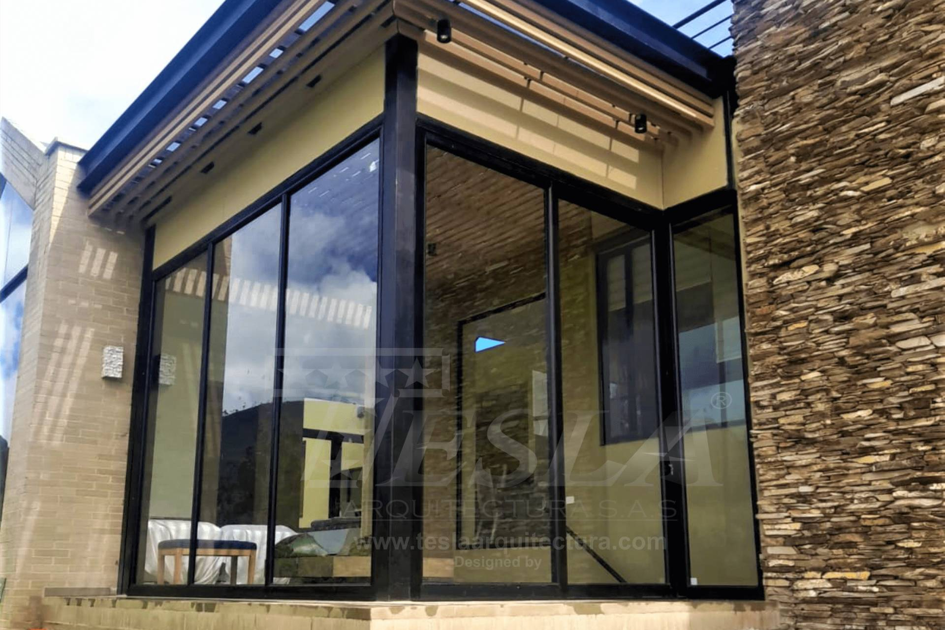 Tesla Arquitectura desarrolla puertas de vidrio y cerramientos para proyectos arquitectónicos en Bogotá
